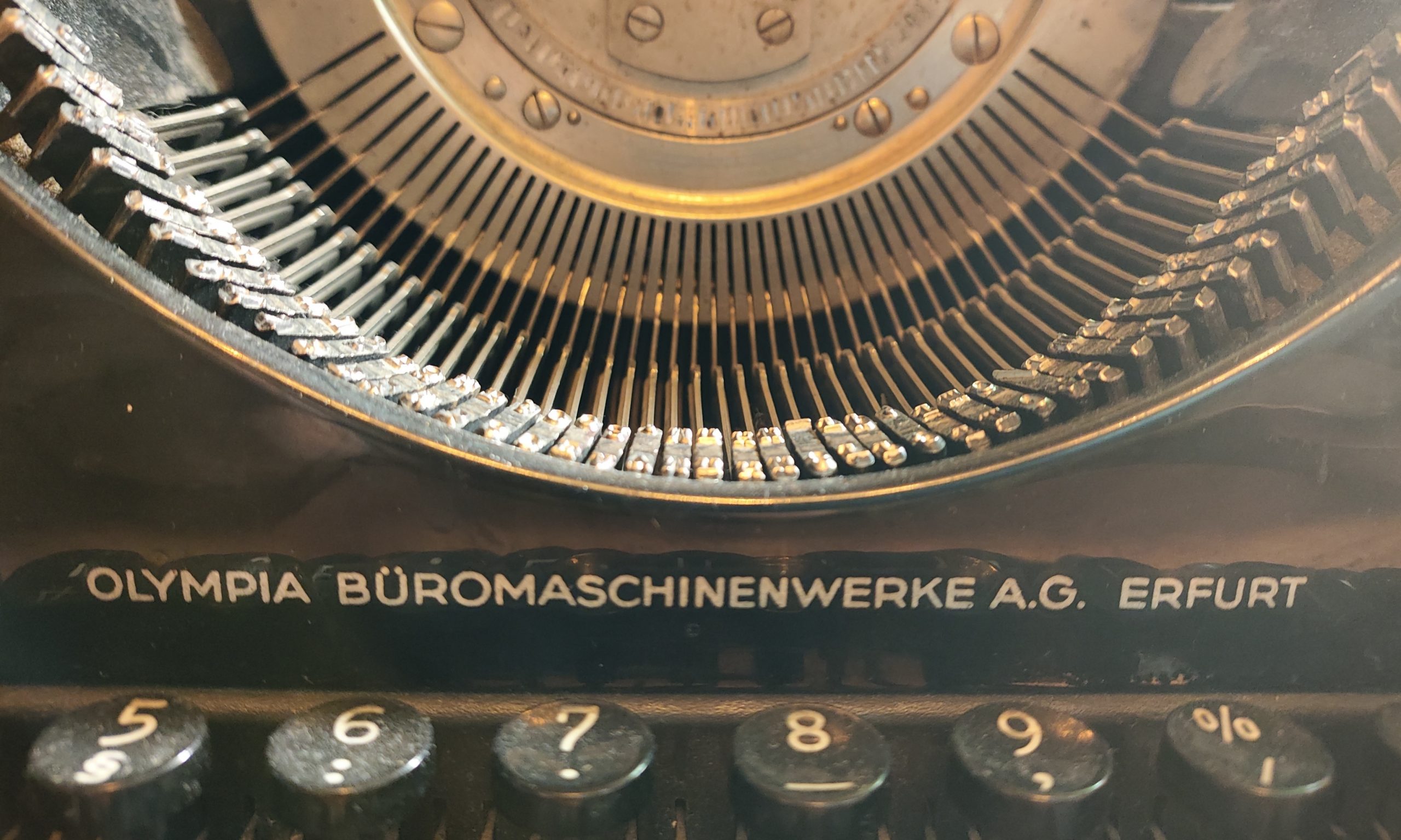 Пишущая машинка Olympia.  Mod. 8. – Erfurt [Эрфурт, Восточная Германия]: Olympia Büromaschinenwerke A.G. – 1940-е г.г.